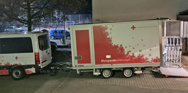 Die mobile Equipe des Blutspendedienstes im Einsatz in Wölflinswil. Foto: Barbara Fricker