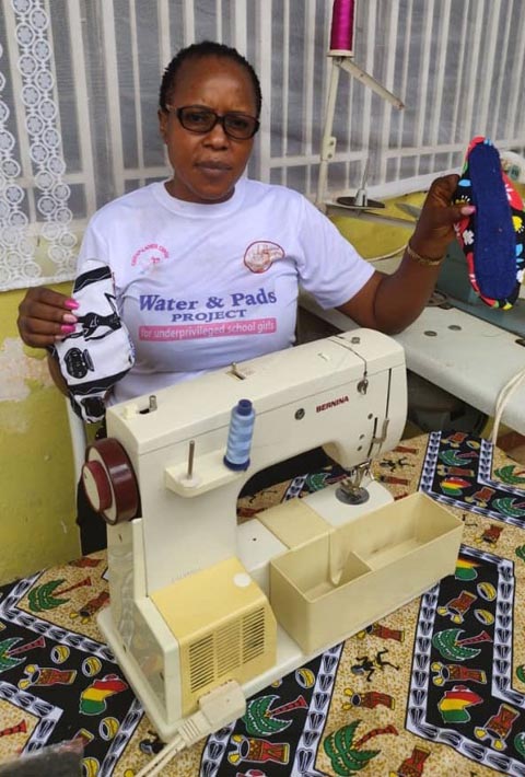 Anne Yotchou, Projektkoordinatorin in Kamerum, präsentiert eine von bislang 1000 wiederverwendbaren Binden – insgesamt sollen 3000 Binden genäht werden. Foto: zVg