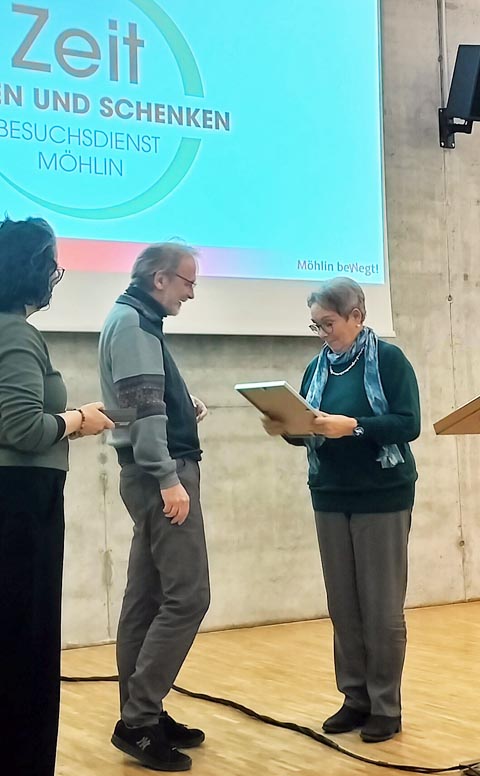 Markus Fäs, Gemeindeammann, und die Leiterin Kultur- und Standortmarketing, Patrizia Tufilli Chautems, übergeben der sichtlich gerührten Präsidentin Hedi Soder, Besuchsdienst Möhlin, die Urkunde «Verein des Jahres 2024». Foto: zVg