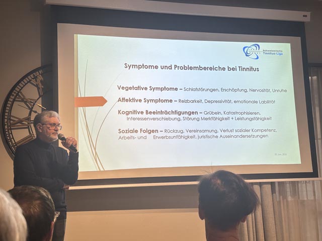 Rainer Porschien, Präsident der Schweizerischen Tinnitus-Liga, erklärte, welch schwerwiegende Folgen ein Tinnitus haben kann und vermittelte Tipps zu Prävention und Selbsthilfe. Foto: Sonja Fasler