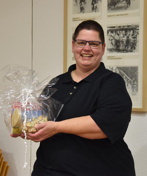 Schnapszahljubiläum: Doris Müller wird für 33 Jahre im Vorstand des VMC Schupfart geehrt. Foto: Anja Hasler