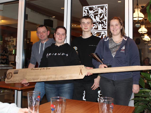 Die Sieger der Vereinsmeisterschaft und «the Pontonier of the Year». Foto: zVg