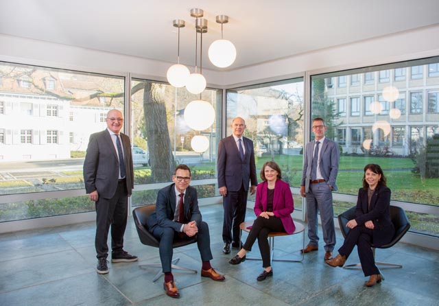 Bild (von links): Regierungsrat Isaac Reber, Vize-Regierungspräsident Thomi Jourdan, Regierungspräsident Dr. Anton Lauber, Regierungsrätin Kathrin Schweizer, Regierungsrat Markus Eigenmann, Landschreiberin Elisabeth Heer Dietrich. Foto: Nicole Pont