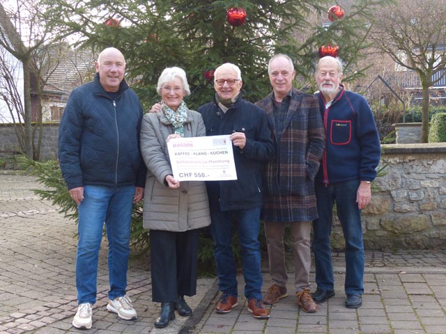 Sonngard Trindler von Schulverein Lo-Manthang und Vertreter des Männerchors. Foto: Jo Peeters