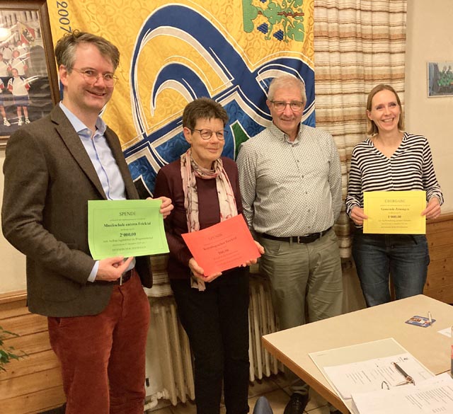 Bild: Der Noch-Präsident Fritz Freiermuth überreicht die Spenden an Herrn Dr. Valentin Baltzer, Präsident der Musikschule «Unteres Fricktal», an Frau Gaby Scharf, Vorstandsmitglied des «Regenbogenchors», und an Frau Melanie Sailer, Gemeinderätin Zeiningen.