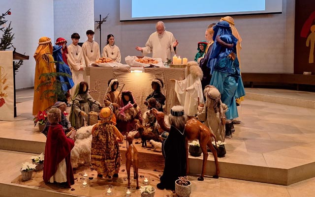 Am Sonntag feierten die Sternsinger einen beeindruckenden Gottesdienst mit ihren Sprüchen, ihren Liedern und dem Teilen der Dreikönigskuchen.