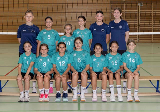 Trotz wenig Erfahrung hält das U14 2-Team von Volley Möhlin an den Turnieren gut mit; hinten von links: Aileen Wohlgemuth (Assistenztrainerin), Melis, Amra, Melek, Sienna Rittiner (Assistenztrainerin), Vanessa Frey (Trainerin); vorne v.l.: Anna, Lia, Reeva, Ariana, Noelia, Amy, Mia B. Es fehlt: Mia K.