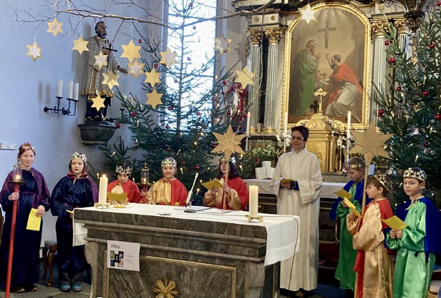 Die Sternsinger/innen gestalteten auch den Gottesdienst zu Dreikönig mit. Foto: zVg