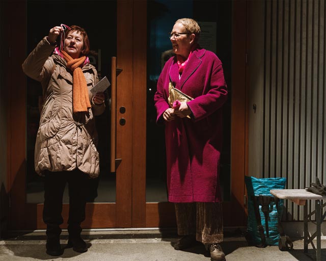 Brigitte Rüedin erklärt die Symbolik ihres Geschenks an die Stadtpräsidentin