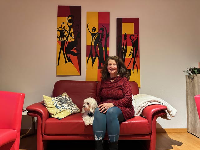 Josefine Fett mit ihrer Hündin Sallye. Foto: Andrea Worthmann