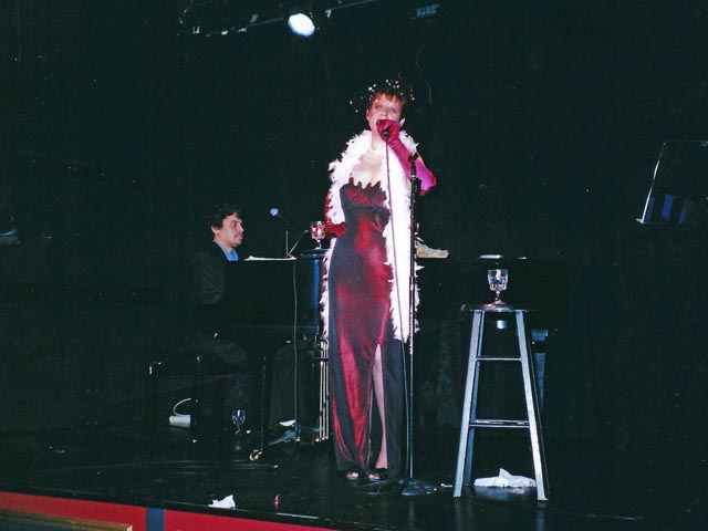 Die Entertainerin auf der Bühne in ihrem New Yorker Theater. Foto: zVg