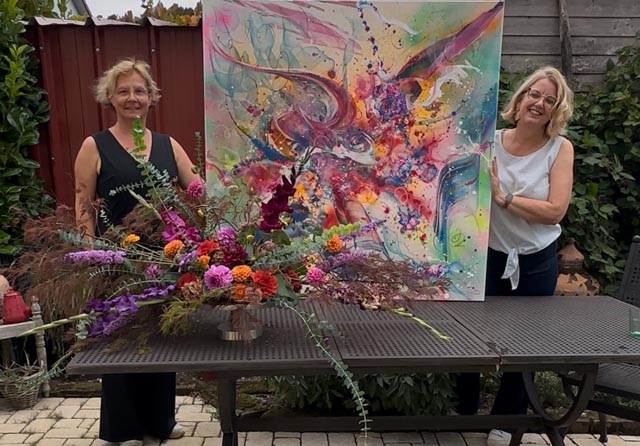 Insgesamt acht Ausstellungen in der Rathausgalerie und in der Galerie Haus Salmegg laden im Laufe des Jahres dazu ein, aktuelle Kunstpositionen kennenzulernen und neue Blickwinkel zu entdecken. Inhaltlich spannt sich der Bogen von klassischer Bildhauerei über Malerei, Fotografie und inklusive Kunstprojekte bis hin zu experimentellen Formaten an der Schnittstelle von Kunst, Natur und Gesellschaft. So treffen beispielsweise in der Ausstellung «Flower meets Power» die grossformatigen, energiegeladenen Gemälde der Künstlerin Petra Heck auf aufwändige Blumenarrangements der Floraldesignerin Rita Brucker. Foto: zVg