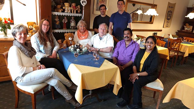 Fröhliche Gesichter bei der Übergabe des Traditionshauses an die neue Pächterschaft