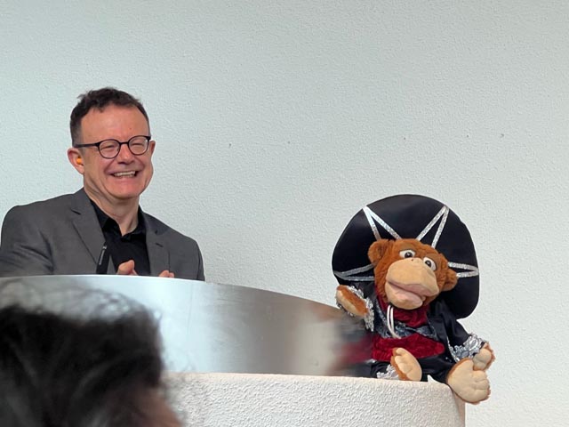 Pfarrer Andreas Fischer und sein «Aff». Foto: zVg