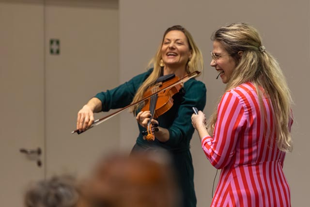Barbara Studer (Violine) und Manuela Adcock