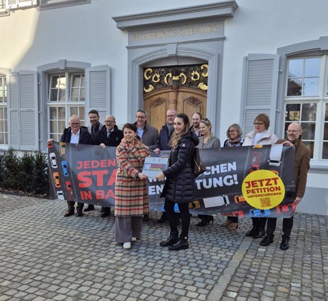 Übergabe in Liestal. Von links (hinten) Landräte Andreas Dürr, Markus Graf, Sven Inäbnit, Martin Dätwyler, Pascal Ryf, Silvan Buchecker (Handelskammer beider Basel), Landrätinnen Silvia Lerch, Nadine Jermann, Regina Weibel, Lukas Ott (TCS beider Basel); (vorne) Landschreiberin Elisabeth Heer und Birgit Kron (TCS beider Basel). Foto: zVg