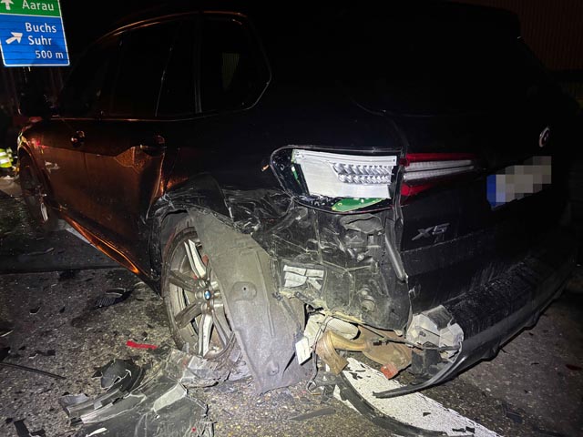 Am Montag kam es bei Suhr zu einer Kollision mit Folgeunfall.