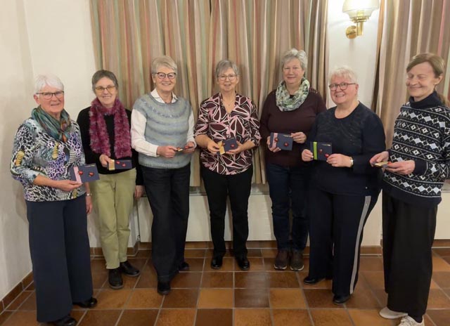 Die sieben Mitglieder, die für ihren fleissigen Probenbesuch geehrt wurden. Foto: zVg 
