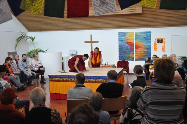 Die Mönche bei der Arbeit am Sandmandala