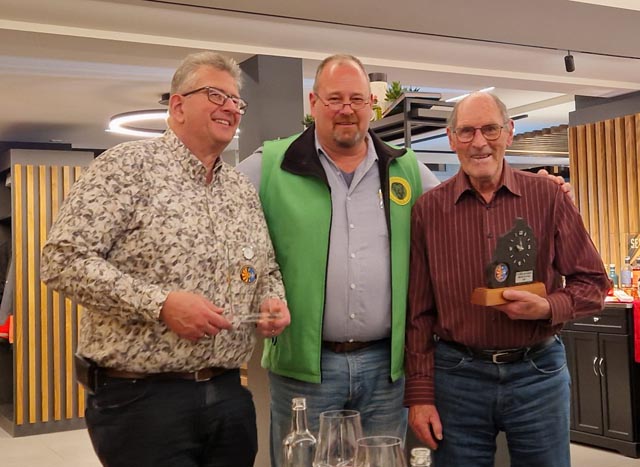 Präsident Martin Leuenberger (Mitte) konnte die beiden Aktivmiglieder René Leuenberger (links) und Marcel Schmid für ihre langjährige Vereinsmitgliedschaft ehren. Foto: zVg