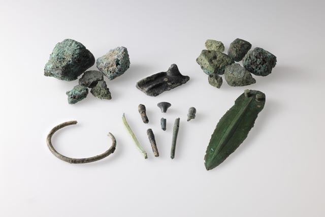 Bronzefunde aus der Rettungsgrabung in Möriken-Wildegg im Jahr 2021. Neben einem Dolch, mehreren Nadeln und einem Armring fanden sich Fragmente von Kupferbarren. Foto: Copyright Kantonsarchäologie, © Kanton Aargau