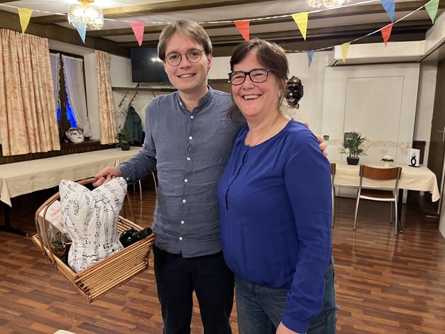 Die Präsidentin Marianne Rua gratuliert dem Dirigenten David Meyer zum 10-jährigen Jubiläum.