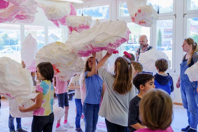 Die Künstlerin Petra Njezic und der Künstler Daniel Bracher verlegten im Rahmen des «Artists in Residence» für rund sechs Wochen ihre Ateliertätigkeit an die Schule Uerkheim. Foto: © Mike Enichtmayer, Die Mühle 