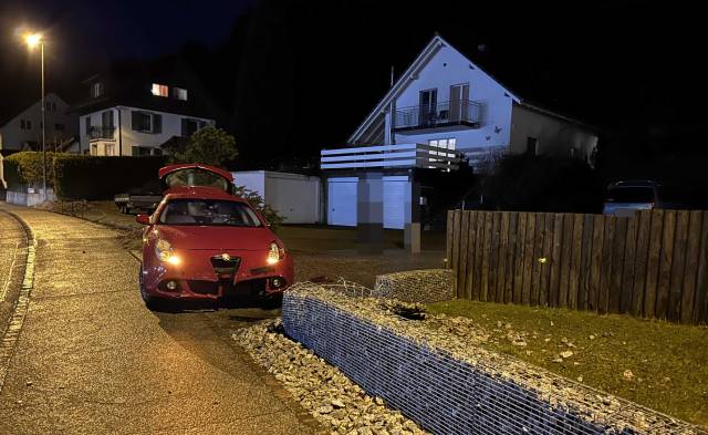 In Uerkheim verlor eine Fahrerin die Kontrolle über ihren Wagen. Die Polizei vermutet Übermüdung als Ursache.