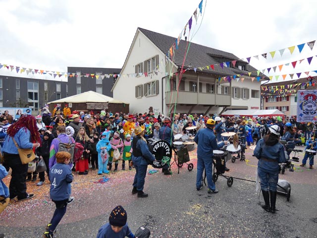 Die Prototype heizen dem Narrenvolk im Mitteldorf gleich zu Beginn so richtig zünftig ein. Foto: Jörg Wägli