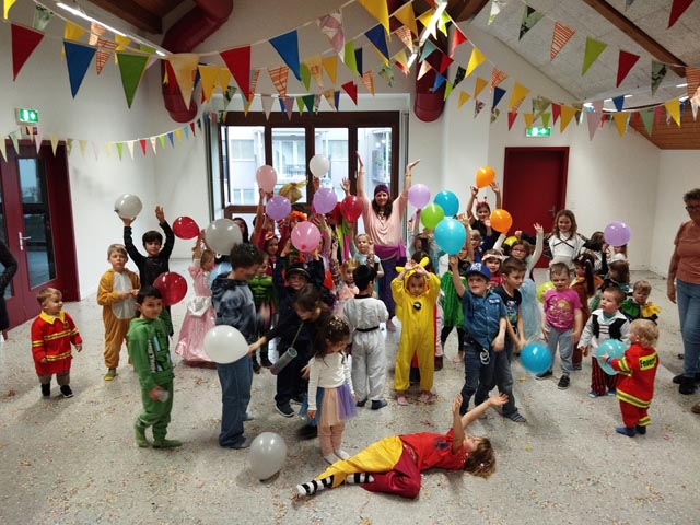 Einige der Kinder posieren für das Gruppenfoto. Foto: zVg