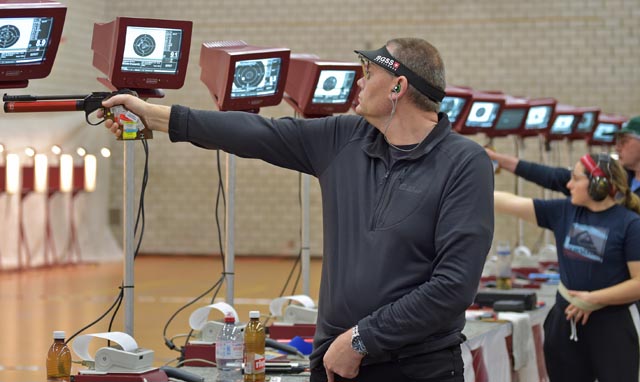 Nervenstark zum 81. Aargauer Meistertitel: Pistolenschütze Dieter Grossen. Foto: wr