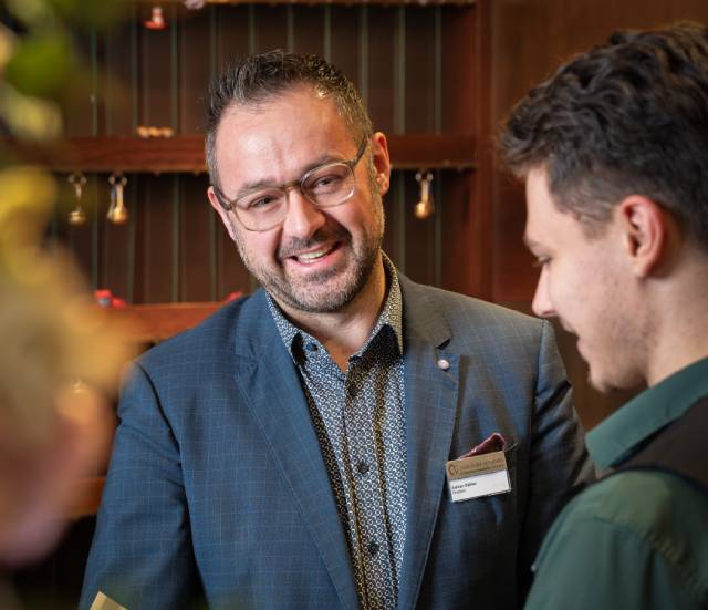 Adrian Dähler an der Rezeption