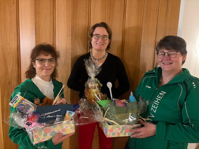 Von links: Das neue Ehrenmitglied Corinne Ebert, das Neumitglied Barbara Brändle und die zurücktretende Vizepräsidentin Silvia Birri. Foto: zVg