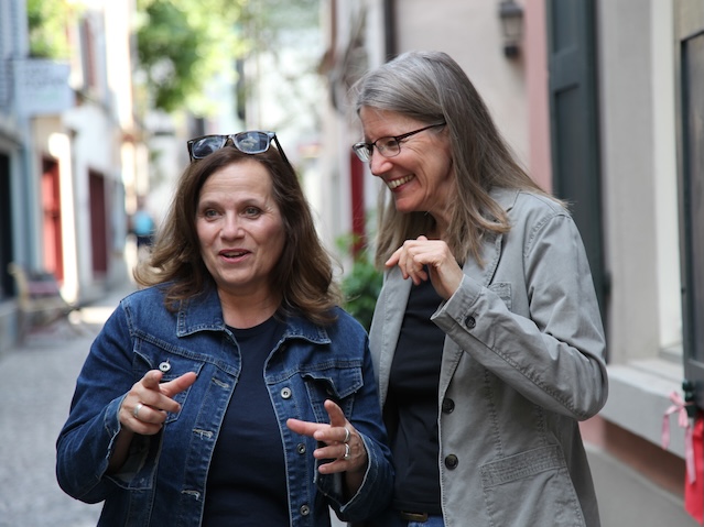 Die Autorinnen Gabriela Kasperski (links) und Petra Ivanov sind am 5. März im SteinliChäller in Möhlin zu Gast. Foto: zVg