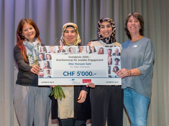 1. Platz 2024: Stellvertretend für den ganzen Vorstand und die unzähligen Freiwilligen der IG Alter Konsum Suhr freuten sich Maya Stampfli, Nazmiye Celik, Ayșe Ateș und Doris Frey über den 1. Platz des Sozialpreis Aargau für den von ihnen organisierten Laden mit Bistro, in dem sich durch selbstorganisierte Apéros, Sprachcafés, Spiel-, Bastel- und Nähnachmittage in kürzester Zeit eine sorgende, bunt gemischte Gemeinschaft jeden Alters entwickelt hat. Foto: Markus Hässig, sinus   
