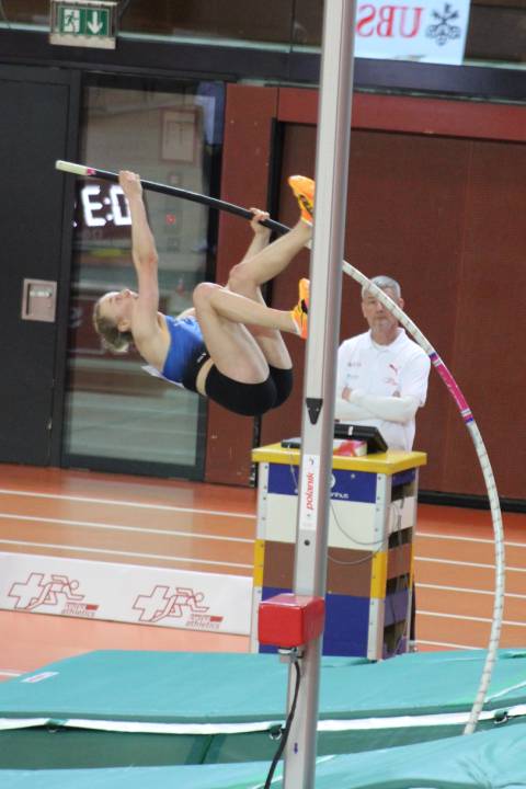 Romy Burkhard fliegt zur Silbermedaille im Stabhochsprung. Foto: Stefan Hoenke