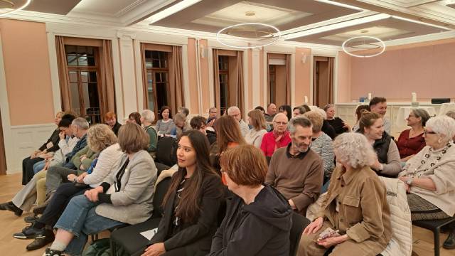 Voller Saal beim Vortrag «Resilienz und ganzheitliche Gesundheit – stark bleiben in bewegten Zeiten». Fotos zVg