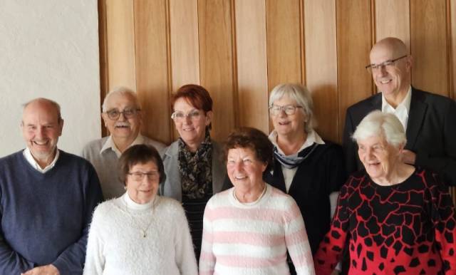 Hintere Reihe von links: Stefan Höchli, André Carre, Helen Leubin, Helen Neuhaus, Leopold Loretan, vordere Reihe Iren Windisch, Maria Winter, Brigitte Birri. Foto: zVg