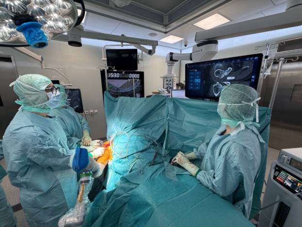 Prof. Karim Eid nutzt Augmented Reality bei einer Schulter-OP.