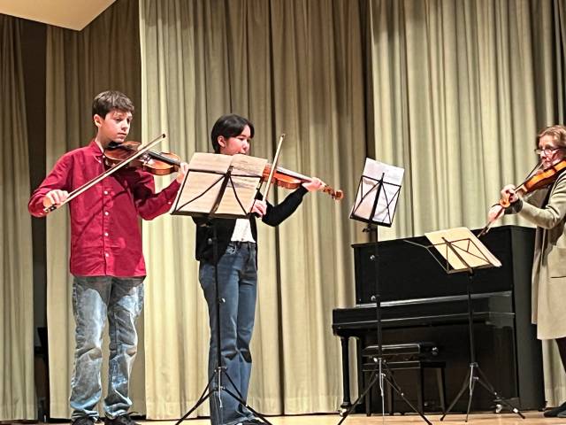 Querflötenspielerinnen mit einem Duette von Franz Wohlfahrt.  Foto: zVg