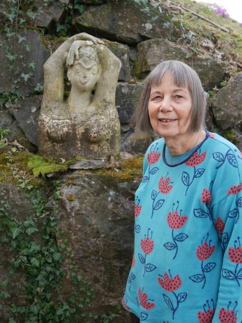 Nika Schudel stellt auch im Skulpturengarten aus.