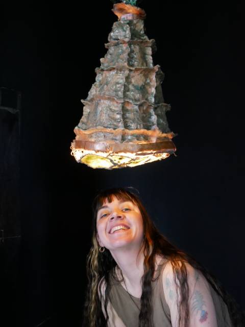 Pauline Marx mit ihrer Keramiklampe
