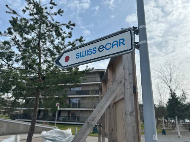 Ein Schild weist auf den Standort des Swiss E-Cars in der Tiefgarage der Steiner Überbauung Neumatt hin. Foto: Sonja Fasler  