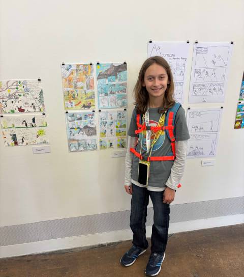 Linus Affentranger in der PEAK-Ausstellung neben seinem preisgekrönten Comic. Foto: zVg