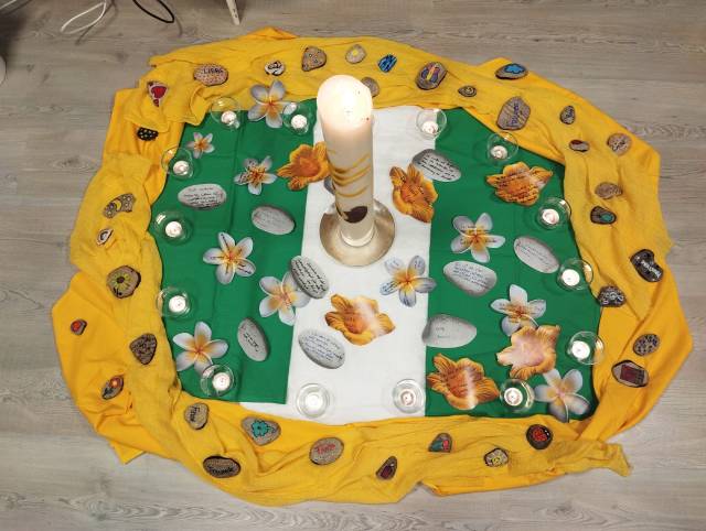 Beim Weltgebetstag in Mumpf wurden Steine und Blumen beschriftet.