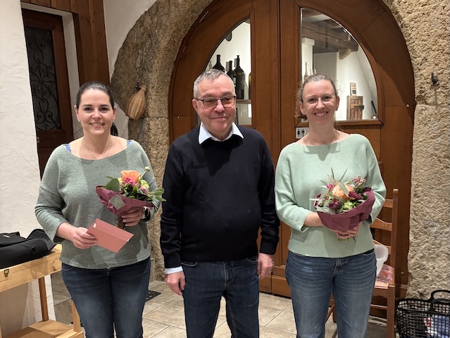 Präsident Gian Winkler verabschiedete Jessica Meier (links) und begrüsste Corinne Franz (rechts). Foto: zVg