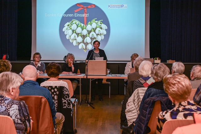 Während der Versammlung, die Helfer und Fahrer werden für ihren Einsatz lobend erwähnt und ein Honig wurde ausgehändigt. Foto: Marianne Füglistaller