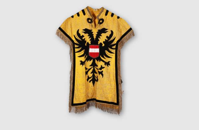 Gelbgoldene Tunika eines Heroldes aus dem historischen Umzug von 1885 mit habsburgischem Doppeladler-Motiv und Metallfransen. Foto: © Fricktaler Museum