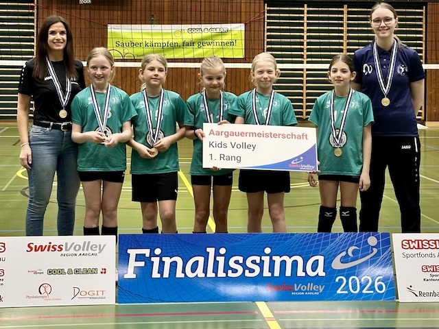 Das ganze U11-Team ist stolz auf den erreichten Aargauer Meistertitel (von links): Joëlle Scheuchzer (Trainerin), Charlotte, Malin, Melina, Fiona, Jolina, Marina Wunderlin (Trainerin): Foto: zVg