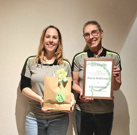 Das neue Ehrenmitglied Astrid Schlienger-Küng (rechts) mit der Präsidentin Conny Mathis. Foto: zVg